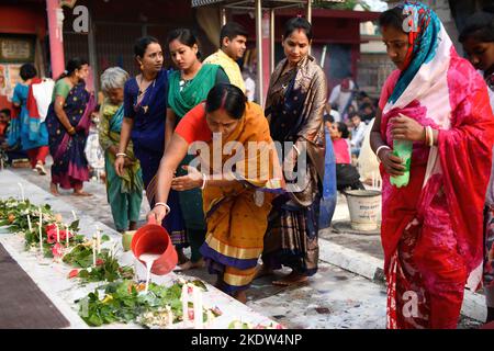 Narayanganj, Bangladesch. 08.. November 2022. Hinduistische Anhänger bieten Rakher Upobas Gebete im Shri Shri Lokanath Brahmachari Ashram Tempel in Narayanganj am Rand von Dhaka an. Kredit: SOPA Images Limited/Alamy Live Nachrichten Stockfoto