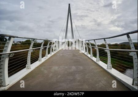 07 Nov 2022 - Hereford / UK: Blick auf die Greenway Bridge, eine Fußgängerbrücke in Hereford, Großbritannien, an bewölktem Tag Stockfoto