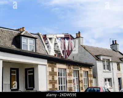 North Queensferry Scotland Juni 26 2009; Gebäude, darunter das Wee Restaurant vor der Railway Forth Bridge über den Firth of Forth in Schottland. Stockfoto
