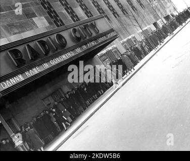 Im Februar 1944 müssen Sie sich vor der Radio City Music Hall anstellen, um zu sehen, wie DANNY KAYE und DINAH IN DEN ARMEN AN LAND GEHEN 1944 Regisseur ELLIOTT NUGENT Music Max Steiner The Samuel Goldwyn Company / Avalon Productions / RKO Radio Picches Stockfoto