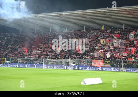 Cremona, Italien. 08. Nov, 2022. kremonesische Unterstützer während des Spiels der US-Mannschaft gegen AC Mailand, italienische Fußballserie A in Cremona, Italien, November 08 2022 Quelle: Independent Photo Agency/Alamy Live News Stockfoto