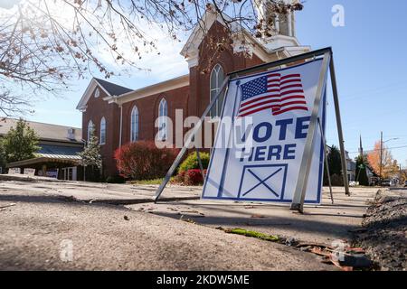 Danville, Usa. 08.. November 2022. Am Wahltag ist vor dem Wahllokal in der Shiloh United Church of Christ in Danville ein „Vote here“-Schild zu sehen. Der Republikaner Mastriano und der Demokrat Shapiro werden Gouverneur von Pennsylvania. Kredit: SOPA Images Limited/Alamy Live Nachrichten Stockfoto