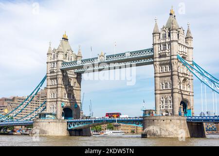 Tower Bridge vom Queen's Walk, Southwark, dem Londoner Stadtteil Southwark, Greater London, England, Großbritannien Stockfoto