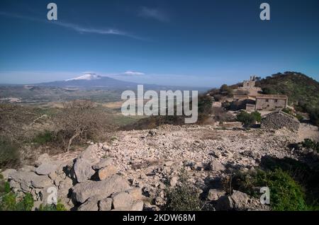 Ruinen auf dem Iudica und dem Ätna in Sizilien, Italien Stockfoto