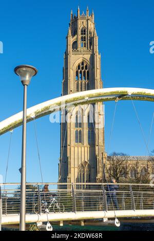 St Botolph's Church (The Stump) und Fußgängerbrücke über den Fluss Witham, Boston, Lincolnshire, England, Großbritannien Stockfoto