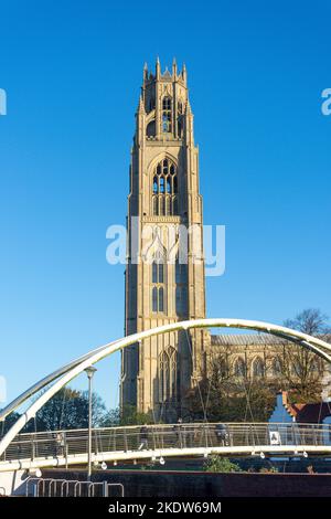 St Botolph's Church (The Stump) und Fußgängerbrücke über den Fluss Witham, Boston, Lincolnshire, England, Großbritannien Stockfoto