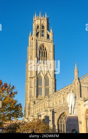 St. Botolph's Church (The Stump) und Herbert Ingram Statue, Market Place, Boston, Lincolnshire, England, Vereinigtes Königreich Stockfoto