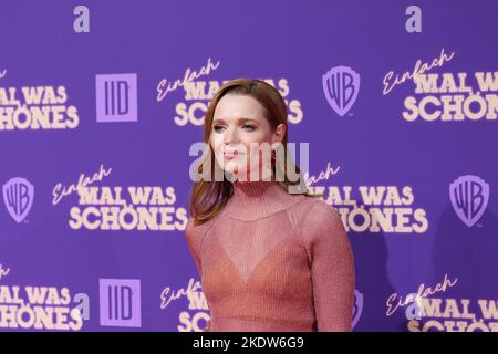 11/08/2022, Berlin, Deutschland, Karoline Herfurth nimmt an der Weltpremiere „EINFACH Mal WAS SCHÖNES“ im Zoo Palast am 8.. November 2022 in Berlin Teil. Ein Karoline Herfurth-Film 'EINFACH mal WAS SCHÖNES' ist eine Komödie. Stockfoto