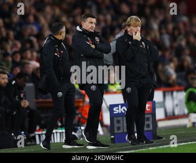 Sheffield, Großbritannien. 8.. November 2022. Paul Heckingbottom-Manager von Sheffield Utd blickt beim Sky Bet Championship-Spiel in der Bramall Lane, Sheffield, auf Stuart McCall, den Assistenzcoach von Sheffield Utd, zurück. Bildnachweis sollte lauten: Darren Staples/Sportimage Credit: Sportimage/Alamy Live News Stockfoto