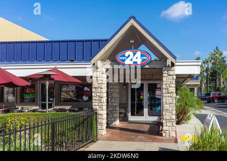 Anaheim, CA, USA – 1. November 2022: 24-Stunden-Schild und Eingangstür für das IHOP-Restaurant am Harbor Blvd im Resortviertel in Anaheim, C Stockfoto