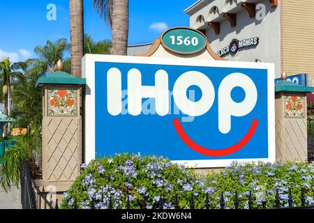 Anaheim, CA, USA – 1. November 2022: Beschilderung für das IHOP-Restaurant am Harbor Blvd im Resortviertel in Anaheim, Kalifornien. Stockfoto