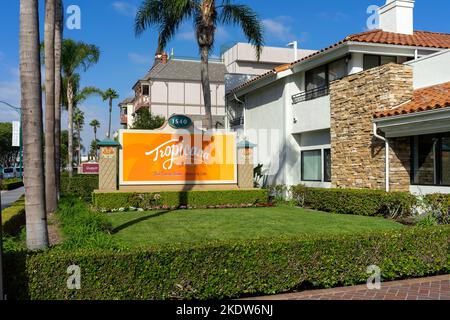 Anaheim, CA, USA – 1. November 2022: Tropicana Inn and Suites Hotel am Harbor Blvd in Anaheim, Kalifornien. Stockfoto