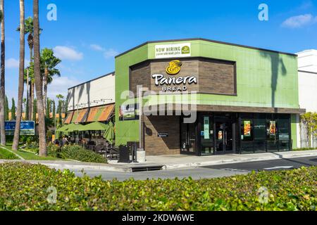 Anaheim, CA, USA – 1. November 2022: Ein „Jetzt mieten“-Banner in einem Panera Bread Restaurant am Harbor Blvd in Anaheim, Kalifornien. Stockfoto