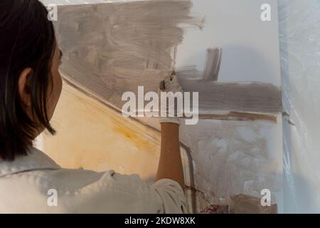 Gemälde auf leerer Leinwand, hispanische Frau mit Pinsel und Ölgemälde Stockfoto