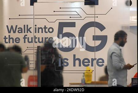 Mumbai, Maharashtra, Indien. 8.. November 2022. Ein Mann überprüft sein Mobiltelefon in einem Geschäft eines Mobilfunkanbieters, in dem der 5G-Service in Mumbai angeboten wird. 5G ist die fünfte Generation der Mobilfunktechnologie, hundertmal schneller als 4G, was dazu beitragen wird, Chancen für Menschen und Unternehmen zu schaffen. (Bild: © Ashish Vaishnav/SOPA Images via ZUMA Press Wire) Bild: ZUMA Press, Inc./Alamy Live News Stockfoto