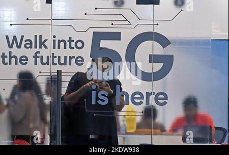 Mumbai, Maharashtra, Indien. 8.. November 2022. Eine Frau überprüft ihr Mobiltelefon in einem Geschäft eines Mobilfunkanbieters, in dem der 5G-Service in Mumbai angeboten wird. 5G ist die fünfte Generation der Mobilfunktechnologie, hundertmal schneller als 4G, was dazu beitragen wird, Chancen für Menschen und Unternehmen zu schaffen. (Bild: © Ashish Vaishnav/SOPA Images via ZUMA Press Wire) Bild: ZUMA Press, Inc./Alamy Live News Stockfoto