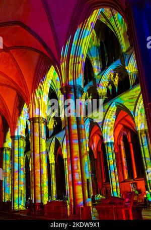 Salisbury, Wiltshire, Großbritannien. 8.. November 2022. Die Sarum Lights Renaissance eröffnet in Salisbury, Wiltshire, und bringt das unglaublich beliebte Licht- und Klangerlebnis in die Salisbury Cathedral, indem sie die Kathedrale mit immersiven Lichtprojektionen und atmosphärischen Klanglandschaften der größten Gemälde und Kunstwerke der Renaissance verwandelt. Besucher können die Renaissance-Welt mit den Augen der Künstler und Kreativen dieser Zeit erleben. Quelle: Carolyn Jenkins/Alamy Live News Stockfoto