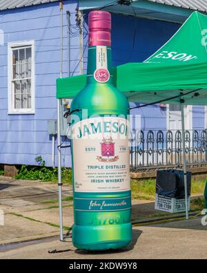 NEW ORLEANS, LA, USA - 6. NOVEMBER 2022: Große aufblasbare Jameson Irish Whiskey Flasche und Werbezelt auf der Straße bei einer Outdoor-Veranstaltung Stockfoto