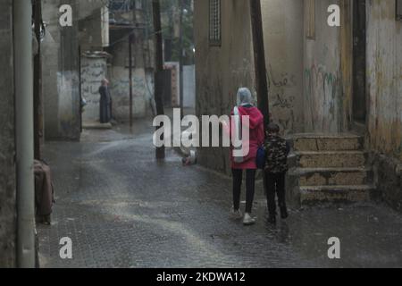 Gaza, Palästina. 08.. November 2022. Palästinensische Kinder laufen auf der Straße des Lagers Jabalia, inmitten des starken Regens im nördlichen Gazastreifen. (Foto von Mahmoud Issa/SOPA Images/Sipa USA) Quelle: SIPA USA/Alamy Live News Stockfoto