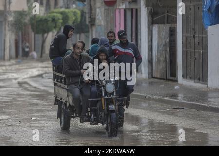 Gaza, Palästina. 08.. November 2022. Palästinenser steigen auf einem Lastwagen entlang der Straße des Flüchtlingslagers Jabalia, inmitten des starken Regens im nördlichen Gazastreifen. (Foto von Mahmoud Issa/SOPA Images/Sipa USA) Quelle: SIPA USA/Alamy Live News Stockfoto