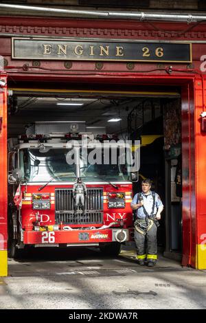 Der Feuerwehrmann, 2022, NYC, USA, hat nach einem Anruf von Feuerwehrmann, Motor 28, einen Rückstand auf die Station Stockfoto