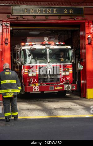 Der Feuerwehrmann, 2022, NYC, USA, hat nach einem Anruf von Feuerwehrmann, Motor 28, einen Rückstand auf die Station Stockfoto