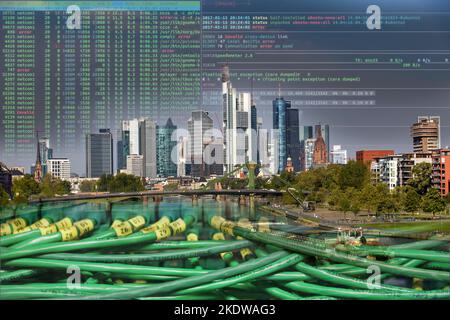 Symbolische Image kritische Infrastruktur, Skyline von Frankfurt am Main, Datenkabel, Hacker-Code, Stockfoto