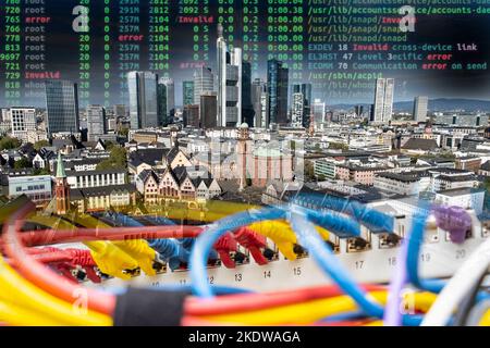 Symbolische Image kritische Infrastruktur, Skyline von Frankfurt am Main, Datenkabel, Hacker-Code, Stockfoto