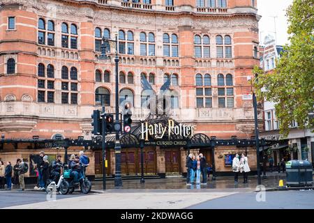 London, Großbritannien - 5. November 2022: „Harry Potter und das verfluchte Kind“ im Palace Theatre in London. Stockfoto