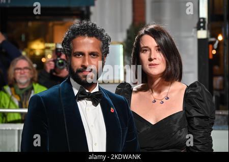 London, Großbritannien. 8.. November 2022. Prasanna Puwanarajah und Lauren Dark bei Netflix präsentieren am 8. November in London, Großbritannien, die Weltpremiere - die fünfte Staffel von The Crown im Theatre Royal, Drury Lane. Quelle: Siehe Li/Picture Capital/Alamy Live News Stockfoto