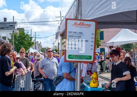 NEW ORLEANS, LA, USA - 6. NOVEMBER 2022: Mukbang Seafood and Bar Food Stand und Treffen der Menschen beim kostenlosen Oak Street Po-Boy Festival Stockfoto