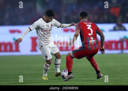 Cremona, Italien. 08.. November 2022. Brahim Diaz von AC Mailand und Emanuele Valeri von uns Cremonese Kampf um den Ball während der Serie A Spiel zwischen uns Cremonese und AC Mailand im Giovanni Zini Stadium am 8. November 2022 in Cremona, Italien . Quelle: Marco Canoniero/Alamy Live News Stockfoto