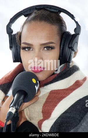 Saint-Malo, Frankreich. 5.. November 2022. Indira Ampiot, Miss Guadeloupe 2022 für Miss France, die im Dorf der Route du Rhum 2022 in Saint-Malo anwesend ist. Stockfoto