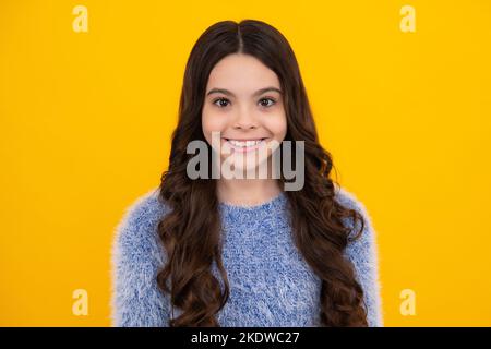 Glücklicher Teenager, positive und lächelnde Emotionen des Teenagers. Kind kleines Mädchen 12, 13, 14 Jahre alt Hintergrund Studio-Porträt. Nahaufnahme im Hochformat Stockfoto