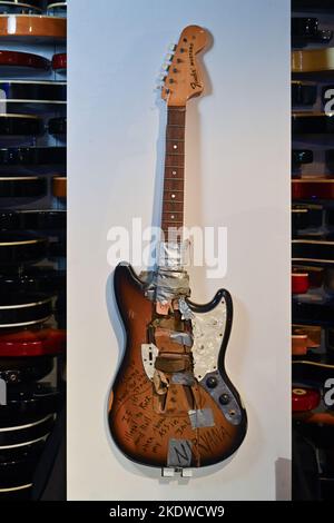 Eine Fender Mustang Gitarre aus dem Jahr 1973, die von Nirvana-Frontmann Kurt Cobain auf der Bühne gespielt, zerschlagen und signiert wurde, wurde im Hard Rock Cafe Times Square auf Nove ausgestellt Stockfoto