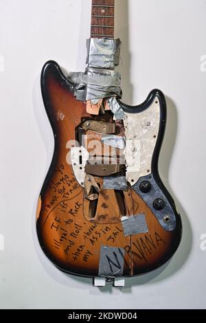 Eine Fender Mustang Gitarre aus dem Jahr 1973, die von Nirvana-Frontmann Kurt Cobain auf der Bühne gespielt, zerschlagen und signiert wurde, wurde im Hard Rock Cafe Times Square auf Nove ausgestellt Stockfoto