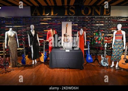 Gegenstände von John Lennon, Kurt Kobayin, Lady Gaga, Amy Winehouse und anderen sind am 08. November 2022 in New Yor im Hard Rock Cafe Times Square ausgestellt Stockfoto