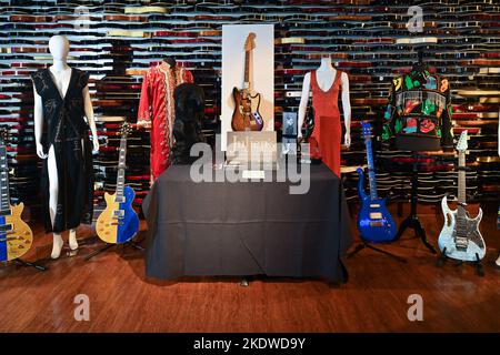 Gegenstände von John Lennon, Kurt Kobayin, Lady Gaga, Amy Winehouse und anderen sind am 08. November 2022 in New Yor im Hard Rock Cafe Times Square ausgestellt Stockfoto