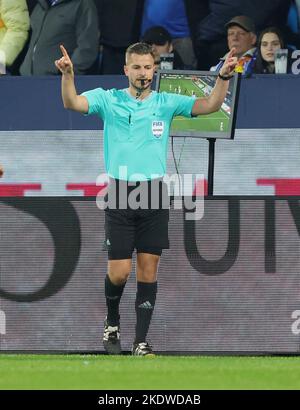 Bochum, Deutschland. 08. Nov, 2022. firo: 08.11.2022, Fußball, Fußball, 1. Liga, 1. Bundesliga, Saison 2022/2023, VfL Bochum - BMG Borussia Monchengladbach Borussia Monchengladbach Schiedsrichter, Schiedsrichter, Schiedsrichter, Daniel Schlager, Geste, Anzeige, Anzeigetafel, Videobeweise, Videoreferent, Videoreferent, VAR, Quelle: dpa/Alamy Live News Stockfoto