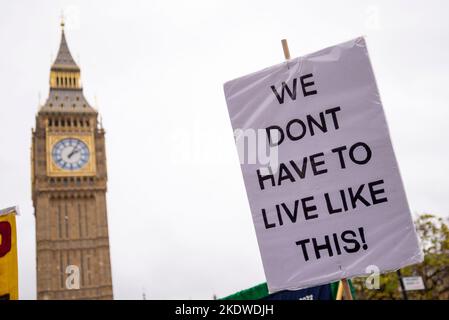 Plakat bei Protest in London gegen Sparmaßnahmen der Tory-Regierung, die zu Parlamentswahlen und höheren Löhnen aufrufen. So muss man nicht leben Stockfoto