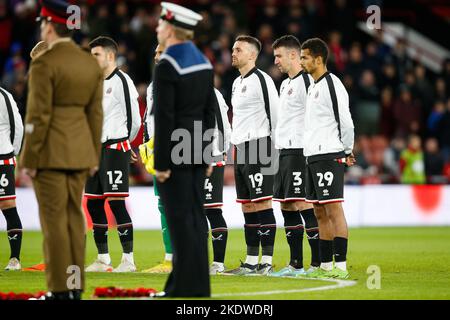 Sheffield, Großbritannien. 08.. November 2022. Die Spieler von Sheffield United stehen beim Sky Bet Championship-Spiel Sheffield United gegen Rotherham United in der Bramall Lane, Sheffield, Großbritannien, 8.. November 2022 (Foto von Ben Early/News Images) in Sheffield, Großbritannien am 11/8/2022 zusammen. (Foto von Ben Early/News Images/Sipa USA) Quelle: SIPA USA/Alamy Live News Stockfoto