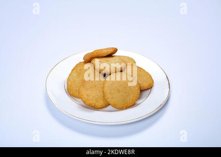 Ein Gericht mit Fischkuchen Stockfoto