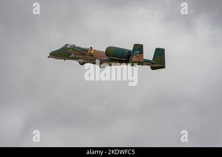 Maj. Haden Fullam, A-10C Thunderbolt II Demonstrationsteam-Kommandant und Pilot, fliegt über den Luftwaffenstützpunkt Davis-Monthan, Arizona, 3. November 2022. Fullam flog eine Fähigkeitsdemonstration des A-10 Thunderbolt II vor pensionierten F-105 Thunderchief Piloten im Rahmen eines Routine-Übungsprogramm. Während der Vorstellung zeigte Fullam verschiedene Flugmanöver, einschließlich simulierter Waffenauslieferung, wobei die Kampffähigkeiten der A-10 hervorgehoben wurden. (USA Foto der Luftwaffe von Staff Sgt. Alex Miller) Stockfoto