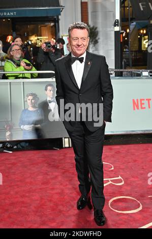 London, Großbritannien. 8.. November 2022. Peter Morgan von Netflix besucht Netflix präsentieren die Welt permiere - die fünfte Staffel von The Crown im Theatre Royal, Drury Lane, am 8. November London, Großbritannien. Quelle: Siehe Li/Picture Capital/Alamy Live News Stockfoto