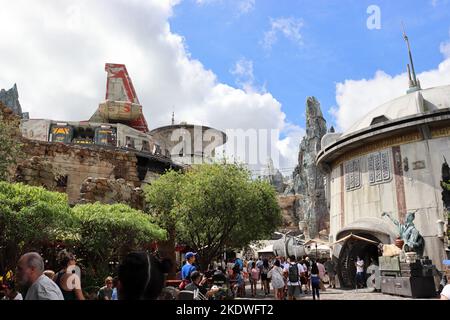 Sandy Star Wars City mit Menschen und einem Kriegsschiff, Fotoalbum Stockfoto