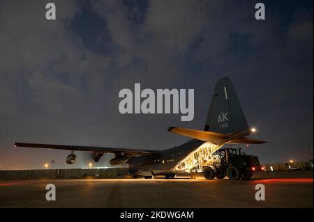 Mitglieder der US-Luftwaffe, die der Expeditionary Rescue Squadron 26. zugewiesen sind, führen eine Kampffluglift-Mission mit einem HC-130J Combat King II-Flugzeug an einem nicht bekannt gegebenen Ort im Verantwortungsbereich des US Central Command durch, 31. Oktober 2022. Der HC-130J ist ein schnell einsetzbarer, multifunktionell einsetzbarer Luftrahmen, der im CENTCOM AOR Kampfsuchungs- und Rettungseinsätze, Lufttankarbeiten und Kampfluftliftmissionen durchführen kann. (USA Air Force Foto von Tech. Sgt. Daniel Asselta) Stockfoto