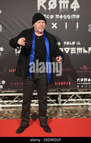 Rom, Italien. 08.. November 2022. Vasco Rossi nimmt am roten Teppich des Films Vasco Live Roma Circo Massimo 2022 im Space Moderno Cinema Teil. Kredit: SOPA Images Limited/Alamy Live Nachrichten Stockfoto