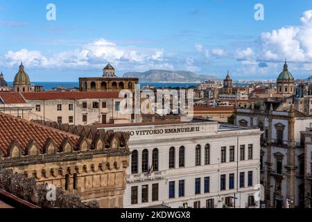 Blick auf das Liceo Classico Vittorio Emanuele II Gebäude vom Dach der Kathedrale, Palermo, Sizilien, Italien. Stockfoto