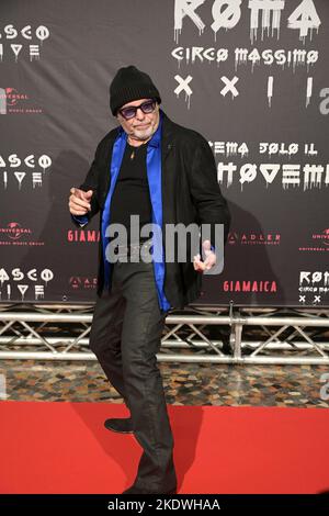 Rom, Italien. 08.. November 2022. Vasco Rossi nimmt am roten Teppich des Films Vasco Live Roma Circo Massimo 2022 im Space Moderno Cinema Teil. (Foto: Mario Cartelli/SOPA Images/Sipa USA) Quelle: SIPA USA/Alamy Live News Stockfoto