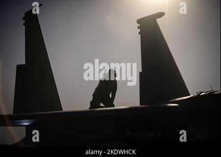 Ein Airman mit dem 492. Fighter Generation Squadron führt Routinewartung an einem F-15E Strike Eagle, RAF Lakenheath, England, 3. November 2022 durch. Die routinemäßige Wartung ist von entscheidender Bedeutung für die Fähigkeit der Luftwaffe, jederzeit Flugzeuge für Sorties zu erzeugen. (USA Luftwaffe Foto von Staff Sgt. John Ennis) Stockfoto